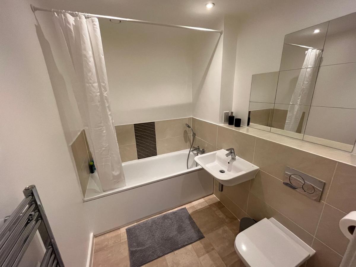 2 Bedroom, 2 Bathroom Modern Apartment Close To Ocean Village, Free Parking, Single Or Double Beds Southampton Esterno foto