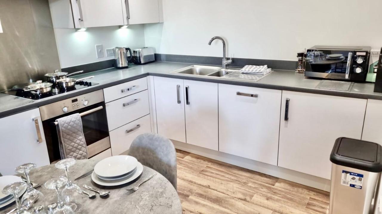 2 Bedroom, 2 Bathroom Modern Apartment Close To Ocean Village, Free Parking, Single Or Double Beds Southampton Esterno foto