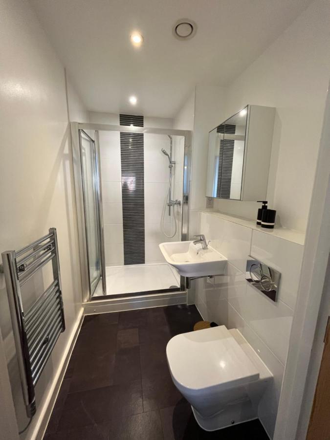 2 Bedroom, 2 Bathroom Modern Apartment Close To Ocean Village, Free Parking, Single Or Double Beds Southampton Esterno foto